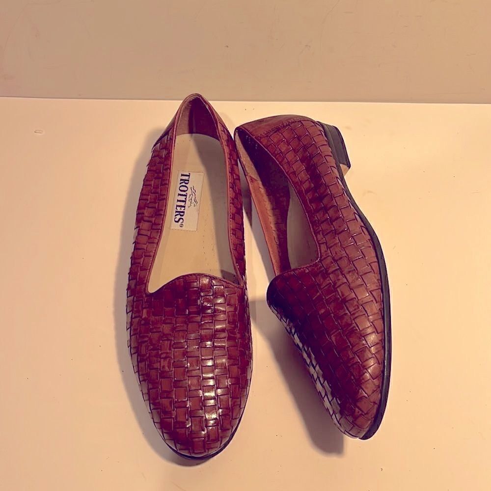 Vintage Trotters brown woven leather flats